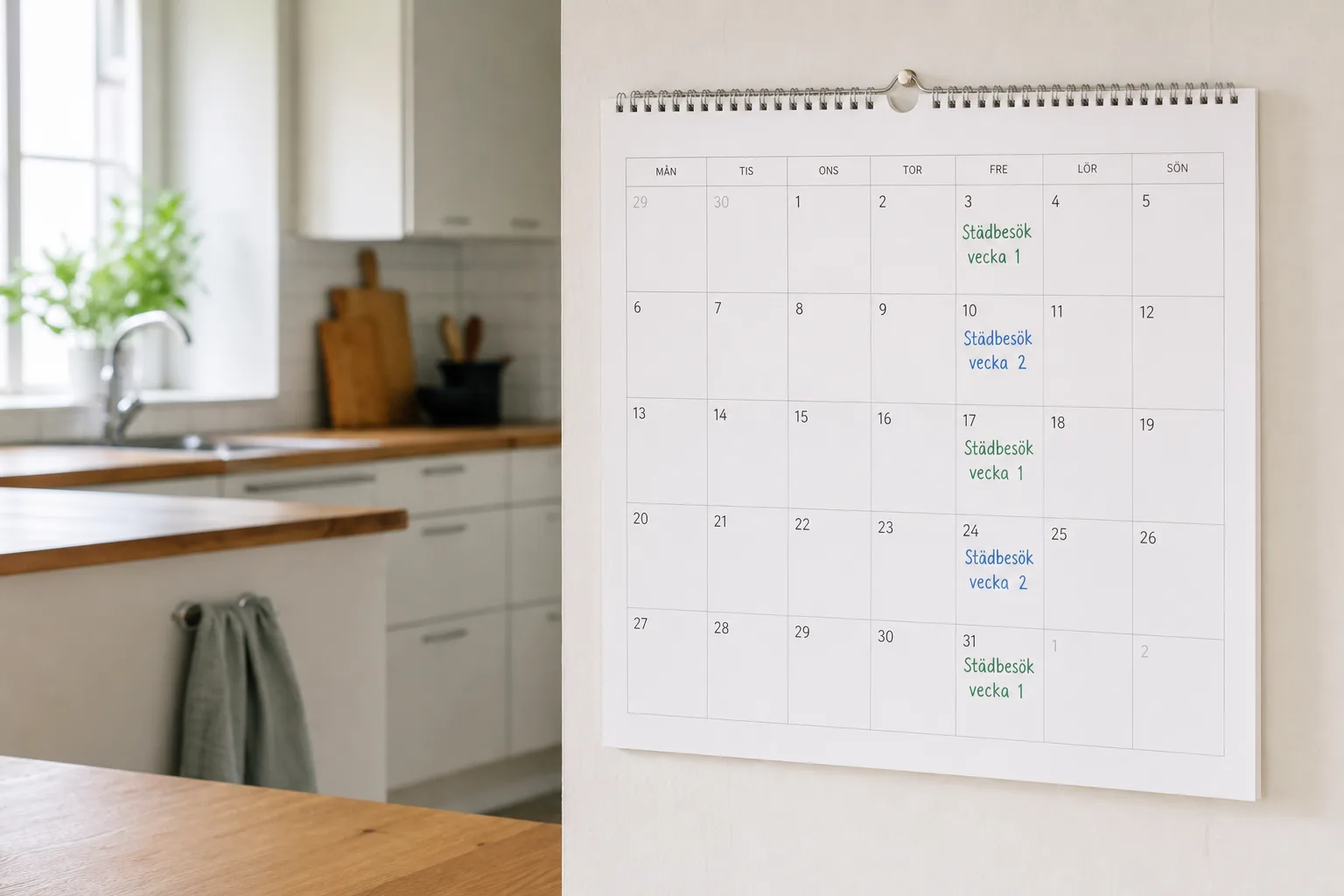 Väggkalender med städbesök markerade både varje vecka och varannan vecka i olika färger